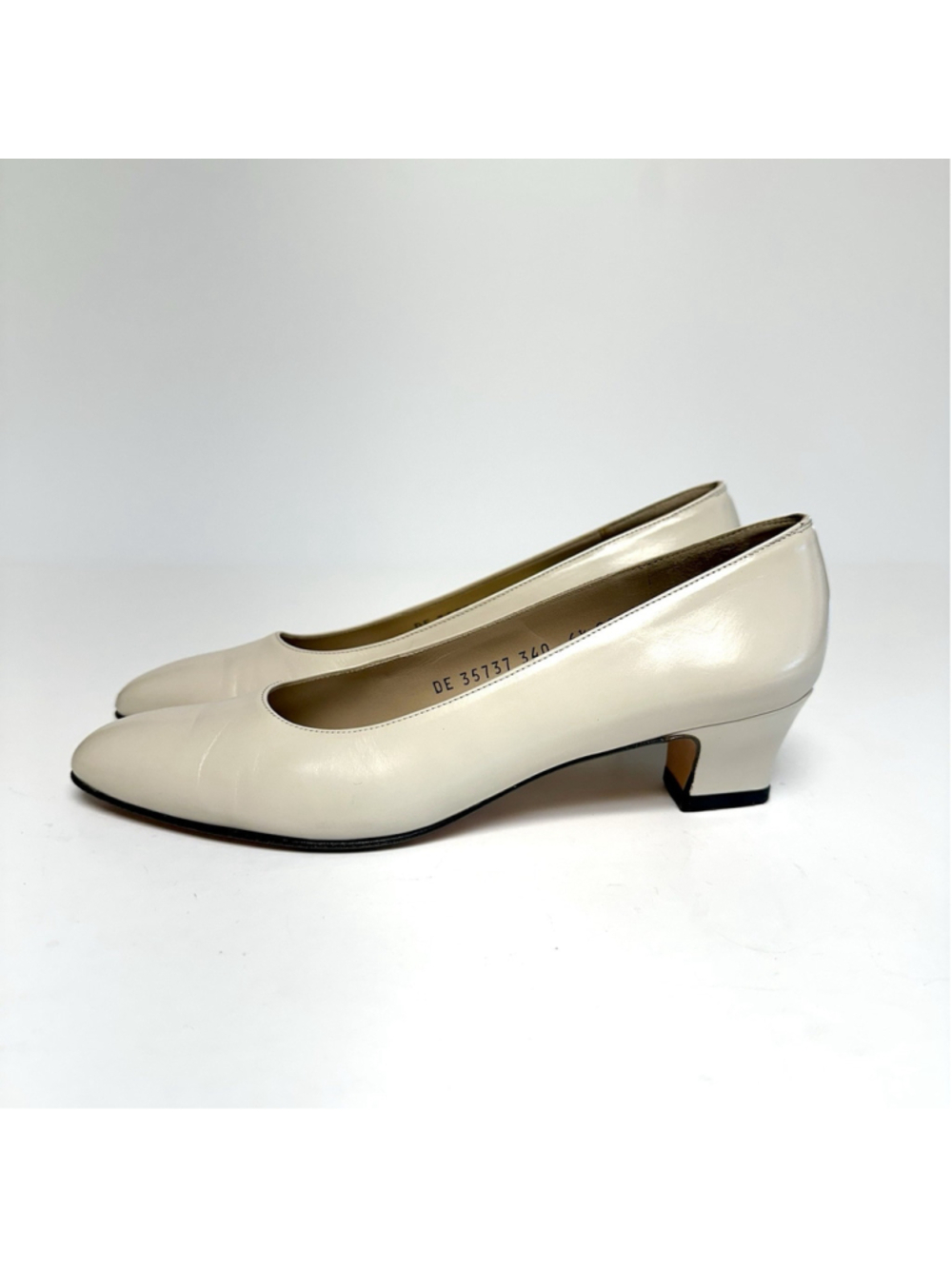 Vtg Salvatore Ferragamo Cream Leather Low Heel Pumps W Size 6.5 AAAA Narrow - Picture 5 of 16